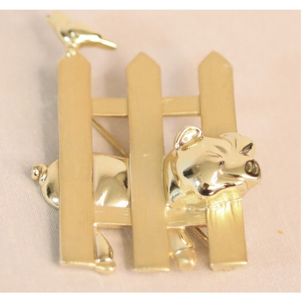 💎AJC Brooch Pig And Bird On Fence Gold Tone Metal